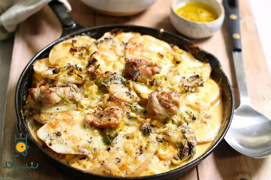 طرز تهیه گراتن مرغ و سیب‌زمینی با سس بشامل